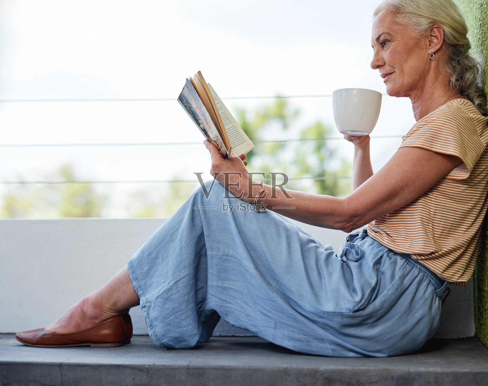 在阳光下读书照片摄影图片