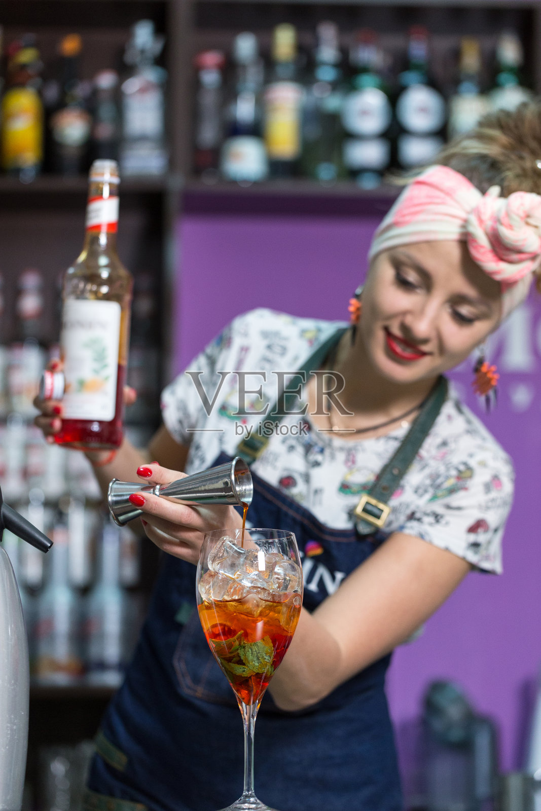 调酒师向鸡尾酒中加入糖浆照片摄影图片