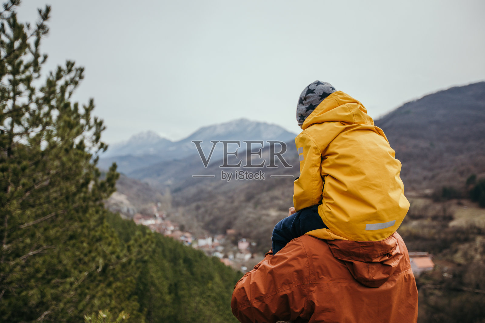 父亲扛着儿子在山顶照片摄影图片