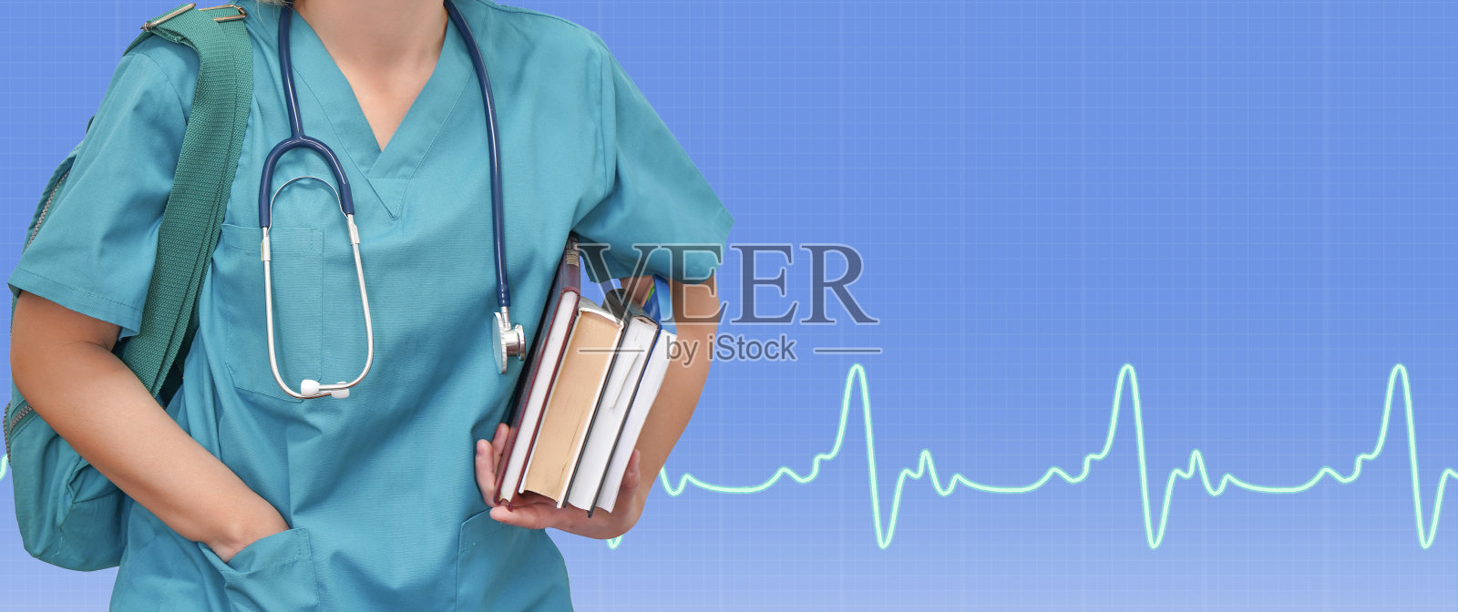 穿着蓝色制服的女实习外科医生照片摄影图片