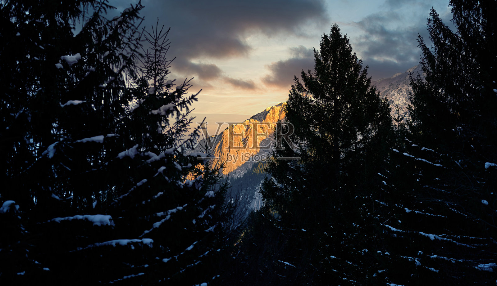 从罗马尼亚山脉的森林望去照片摄影图片