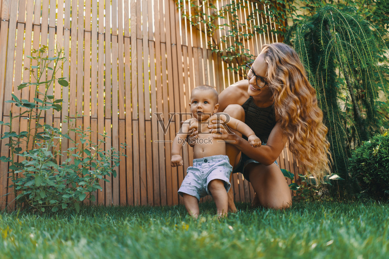 宝宝在后院的绿草地上迈出第一步照片摄影图片