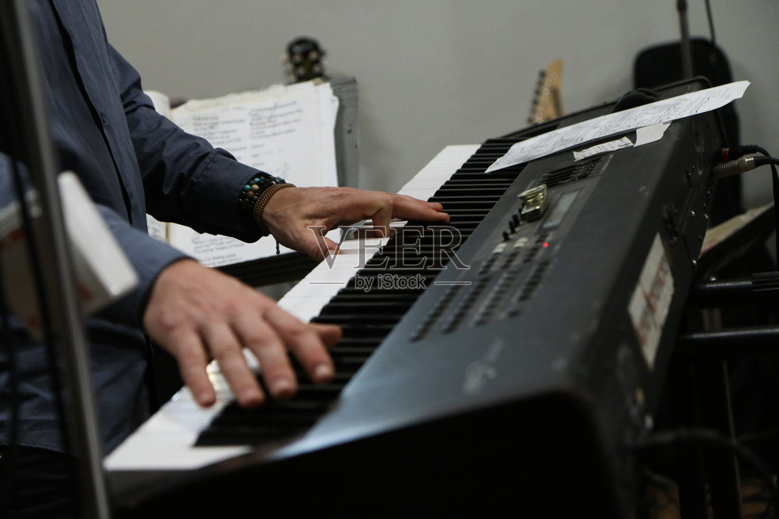 一个音乐家弹奏电子钢琴的手的细节。照片摄影图片