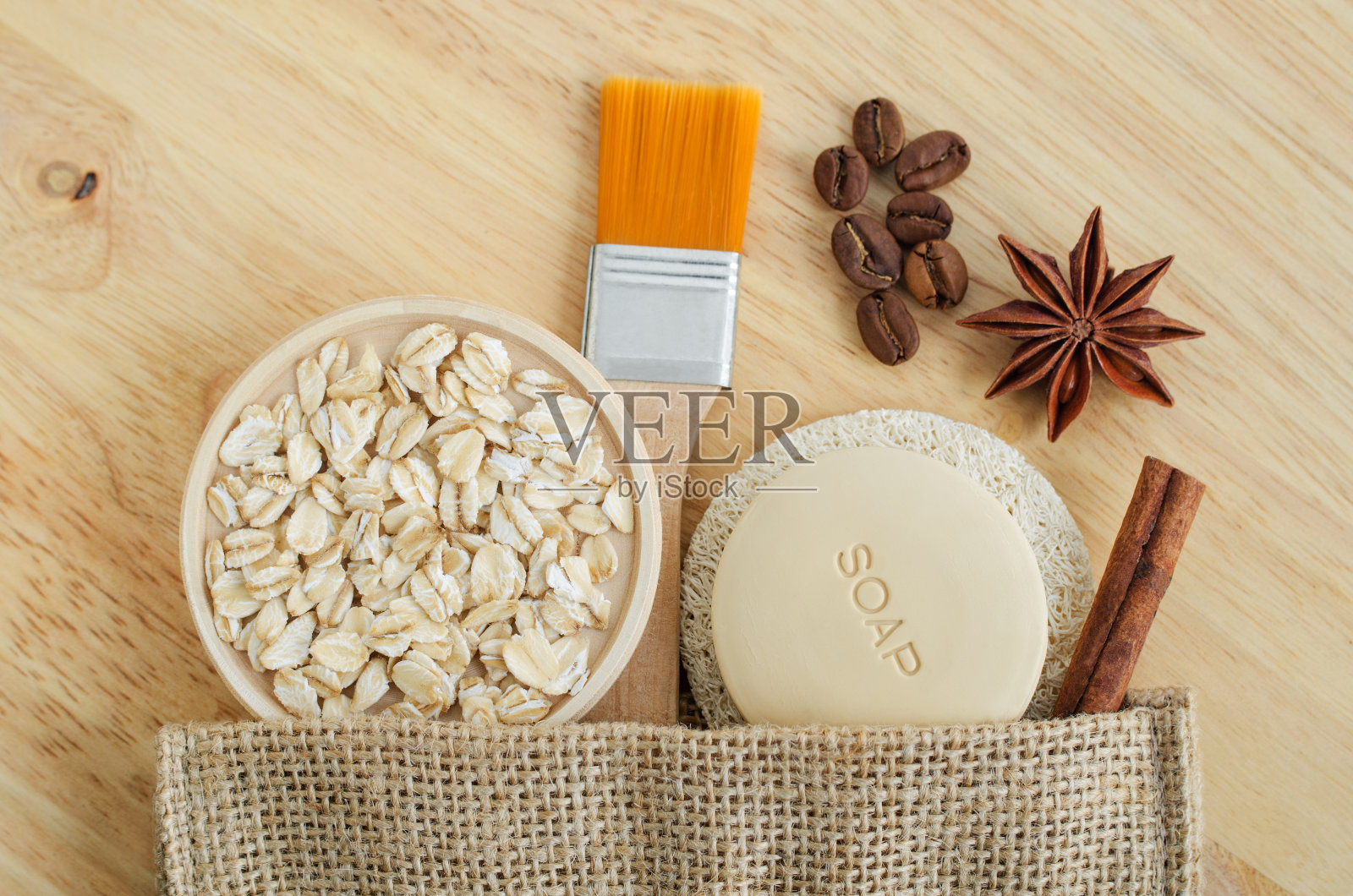 燕麦片，肥皂棒和木制化妆刷。肉桂，咖啡豆和八角。自然美容，免护理或零浪费理念。俯视图，复制空间。照片摄影图片