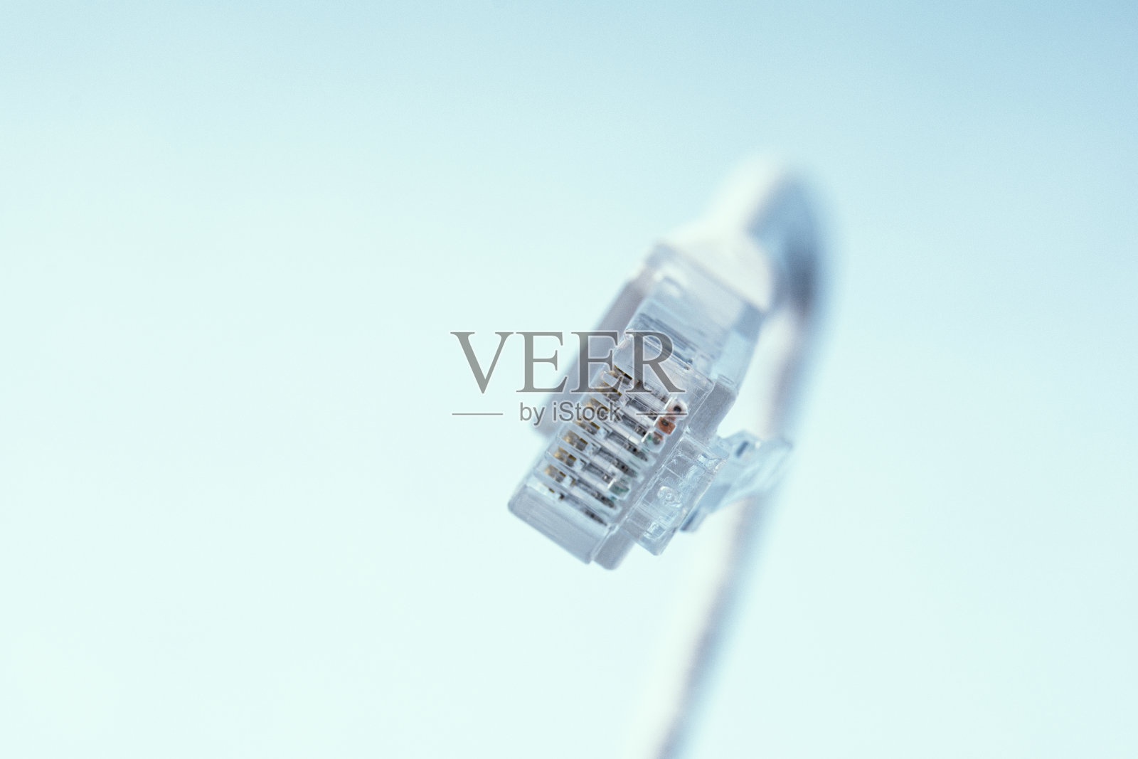 UTP网络电缆的一个镜头。数据网络硬件概念。RJ45连接器。照片摄影图片