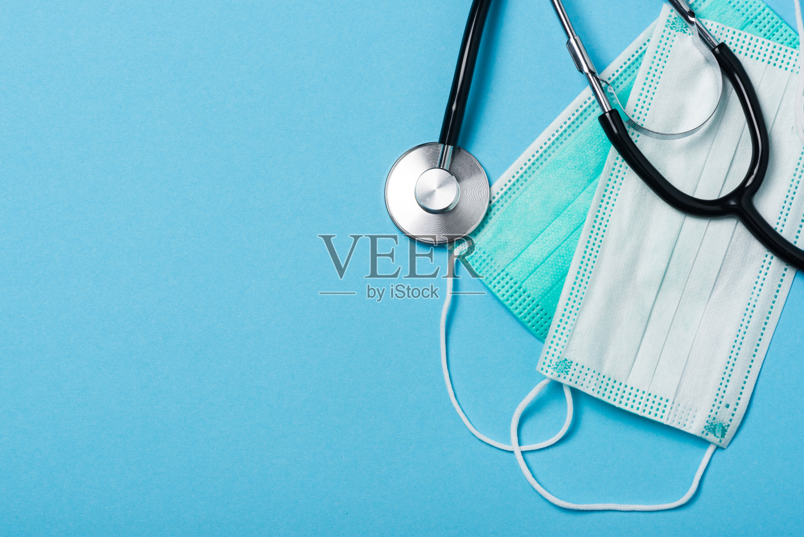 冠状病毒大流行爆发相关项目。外科口罩医生听诊器照片摄影图片