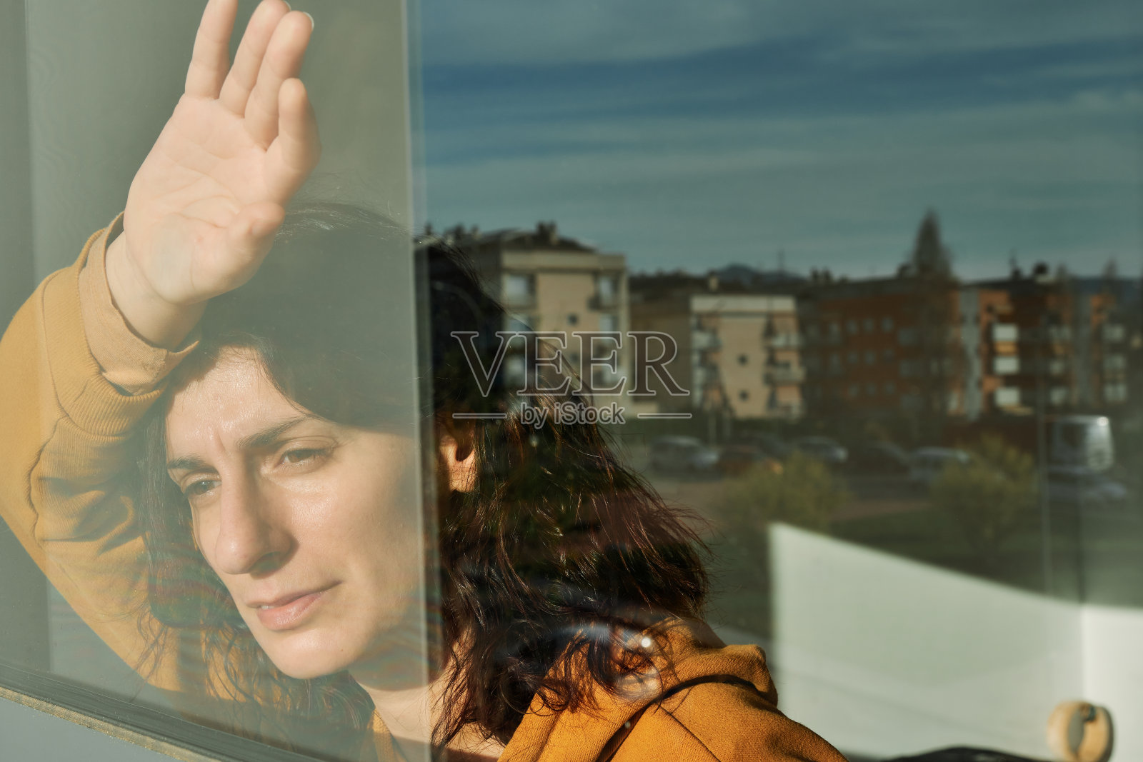 年轻女子在节日餐桌旁吃沙拉照片摄影图片