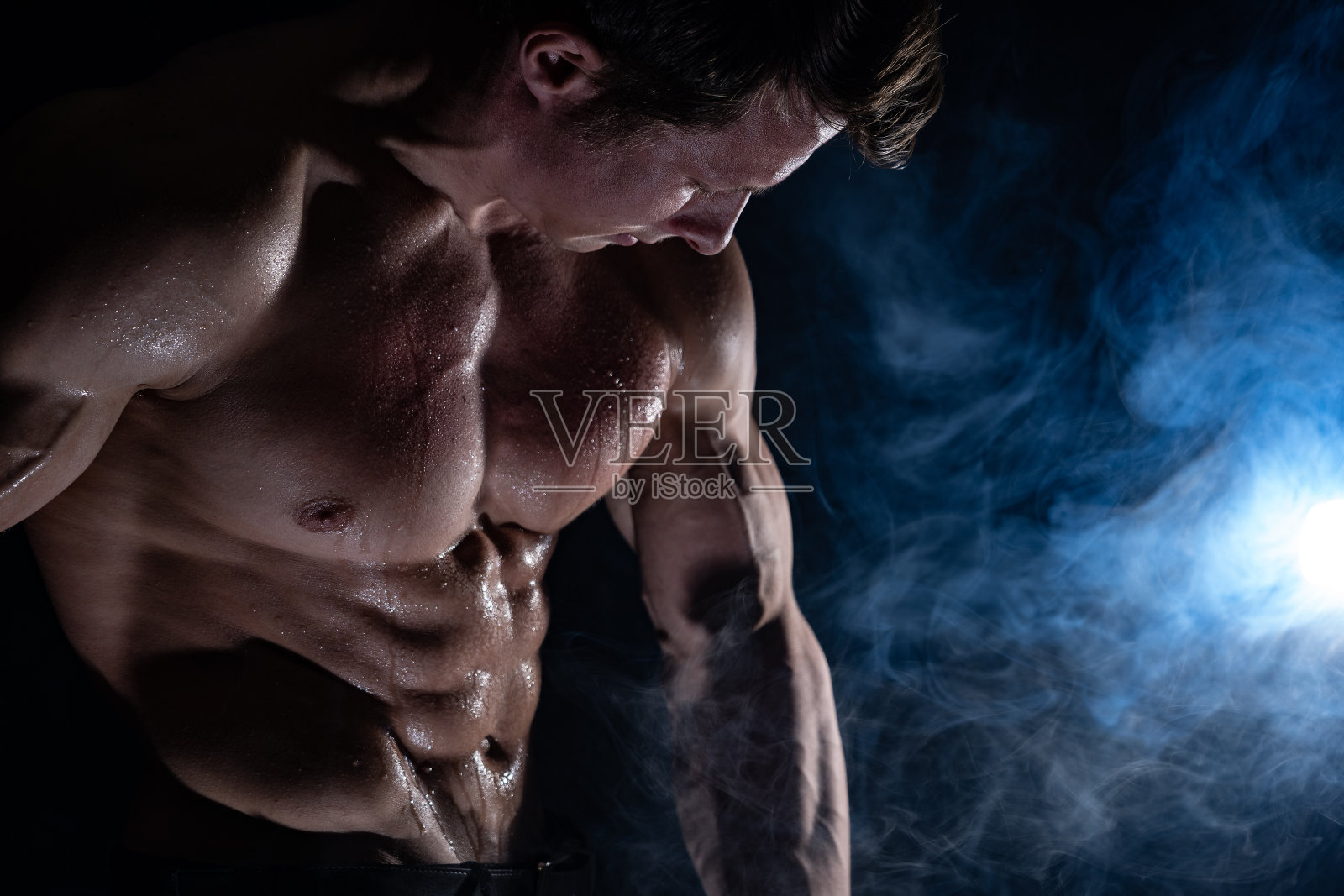 在黑色背景上展示肌肉的健壮男人，健康生活方式概念照片摄影图片