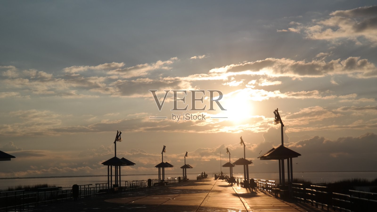 湖边冉冉升起的黄光照片摄影图片