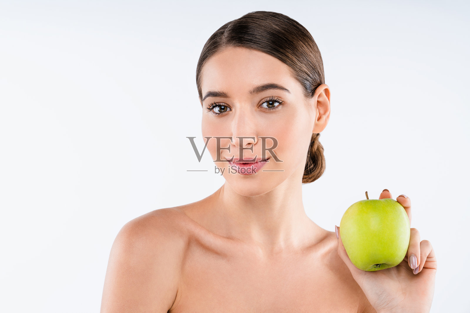 年轻微笑的女人，苹果孤立在白色的背景。健康的生活方式的概念照片摄影图片