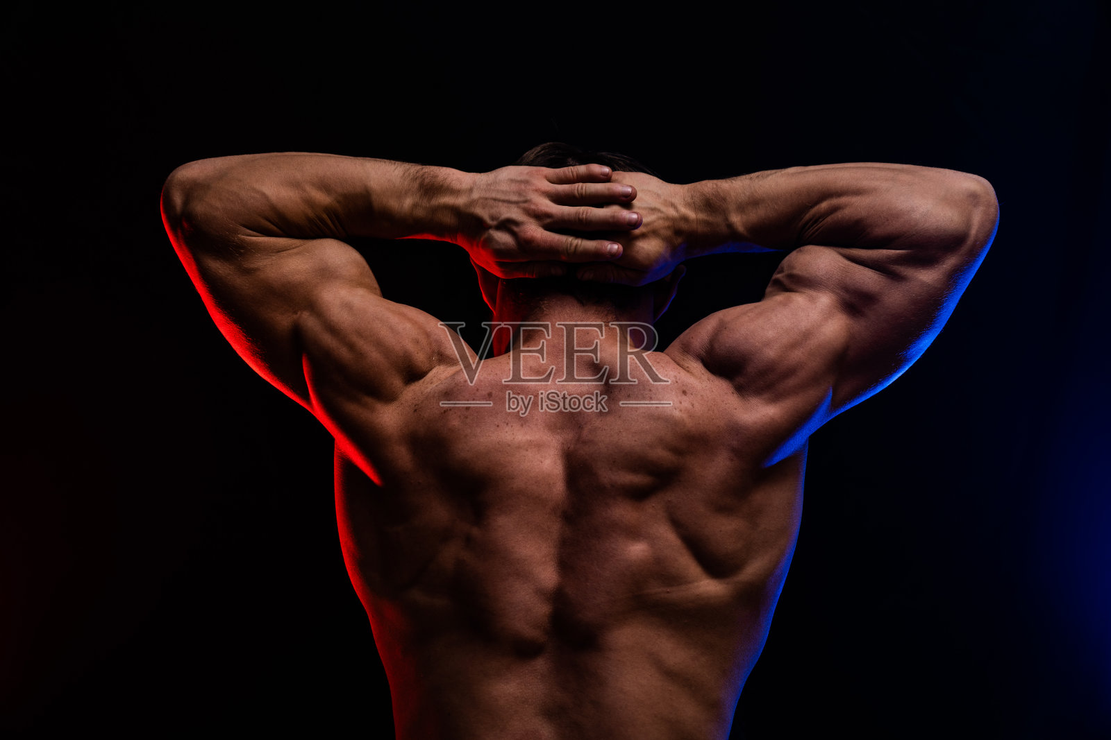 肌肉男显示肌肉孤立的黑色背景与彩色烟雾。健康生活理念照片摄影图片