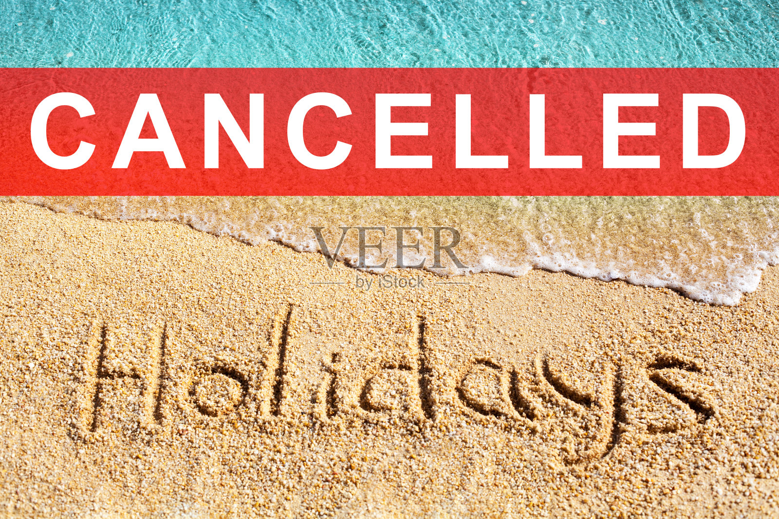假日字沙滩沙，蓝色海浪景观，红色取消邮票，冠状病毒大流行，冠状病毒19流行，取消符号，禁令标志，紧急情况横幅，旅游取消概念照片摄影图片