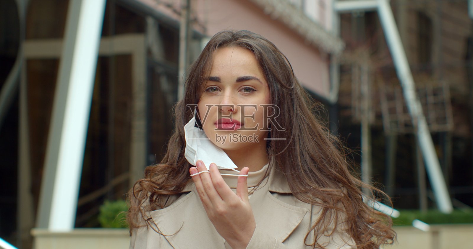 妇女戴上外科口罩预防冠状病毒。照片摄影图片