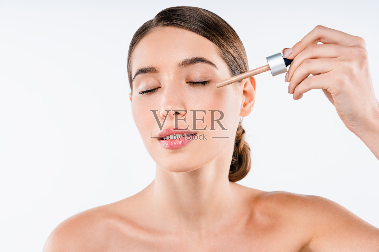 美丽的女人肖像美丽的皮肤完美的化妆与色调霜面部隔离在白色的背景照片摄影图片