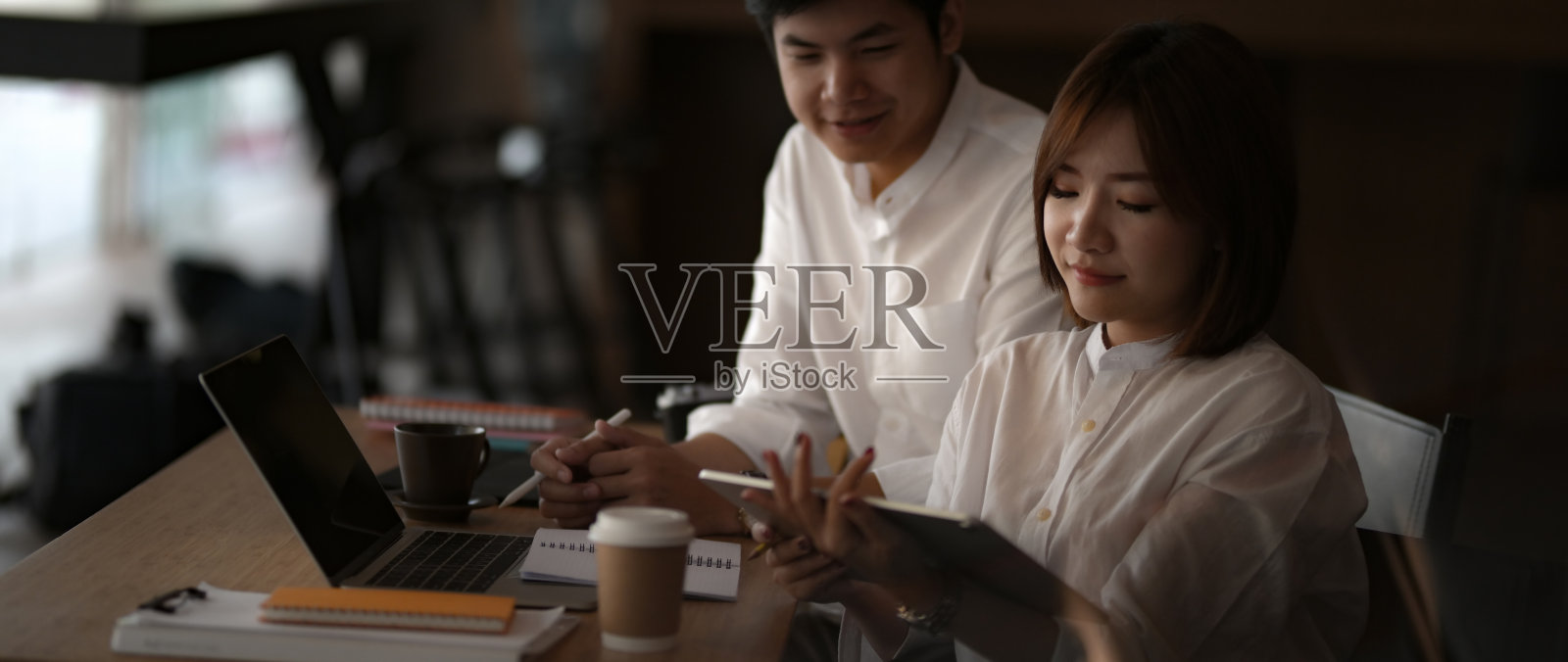 近距离观察聪明的商人在一起工作照片摄影图片