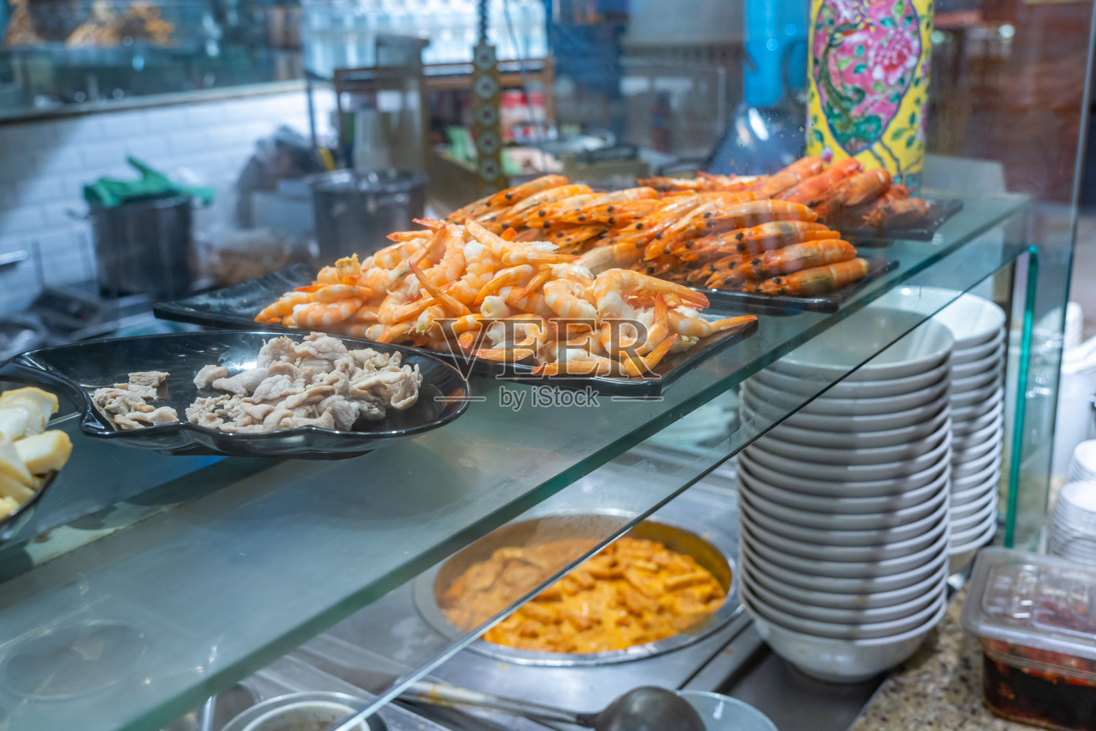 餐厅厨房柜台上的新鲜熟虾和猪肉照片摄影图片