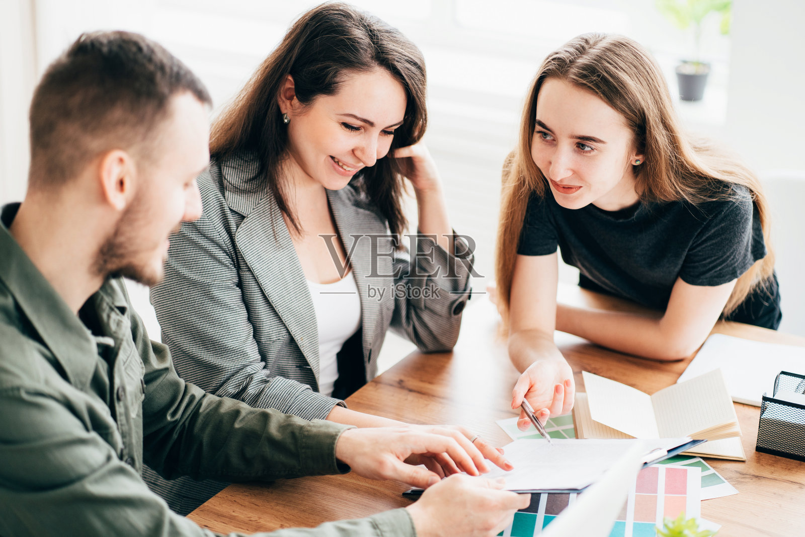 年轻有创造力的商业人士合作照片摄影图片