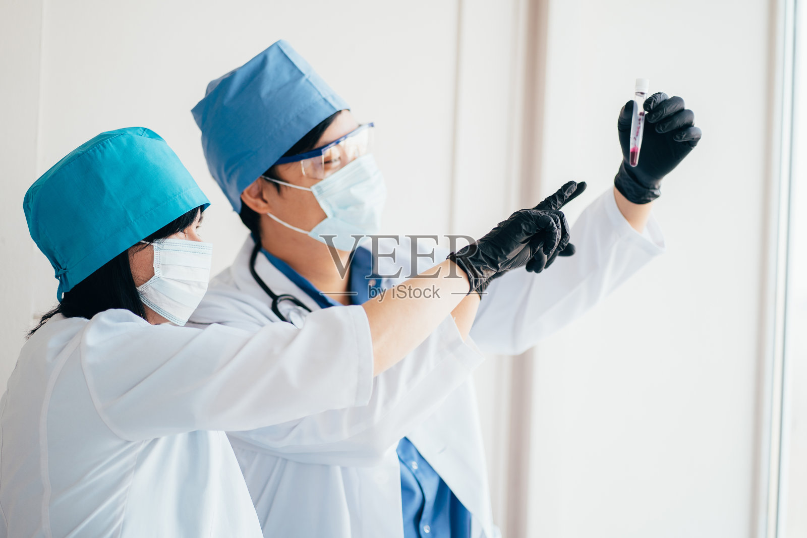 手持血液样本的亚洲科学家，新冠病毒照片摄影图片