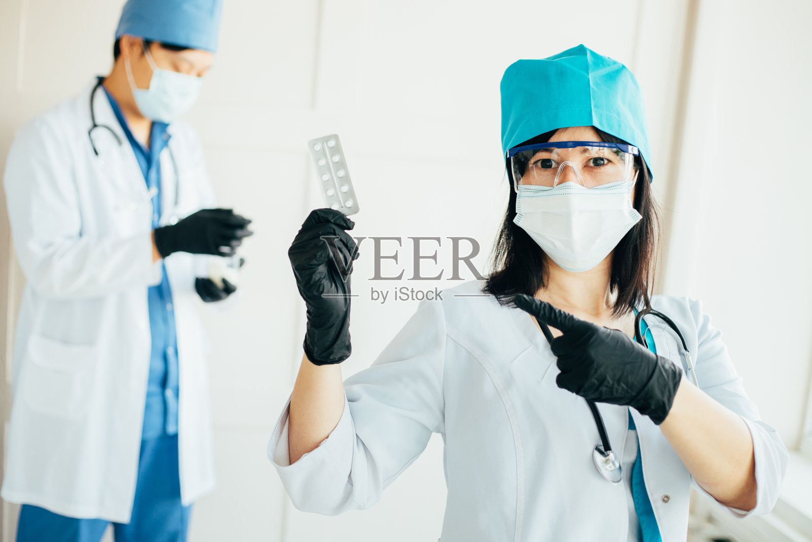 医药与药物：亚洲医生与药丸照片摄影图片