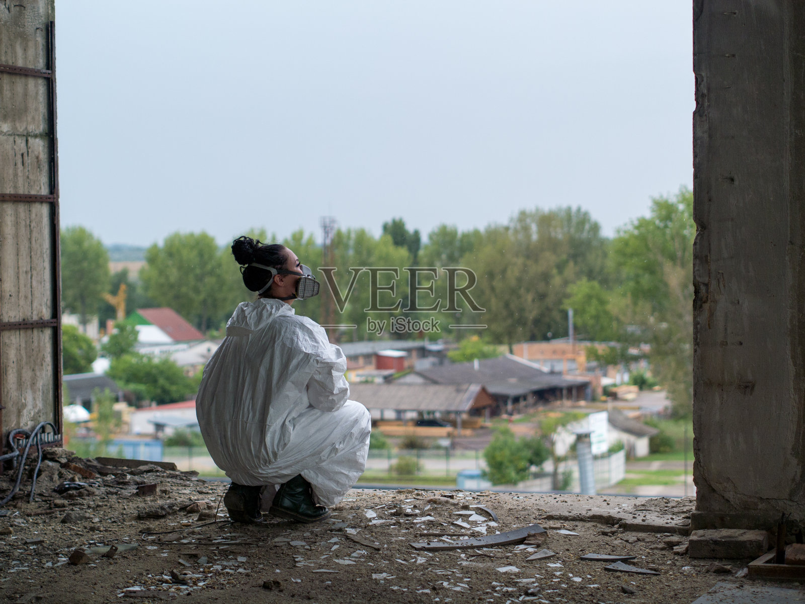带着面具的悲伤女人在一个被遗弃的地方照片摄影图片