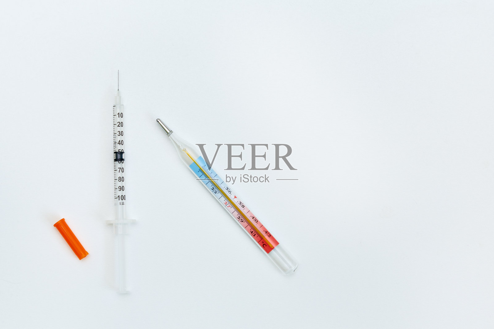 注射器放在温度计上照片摄影图片