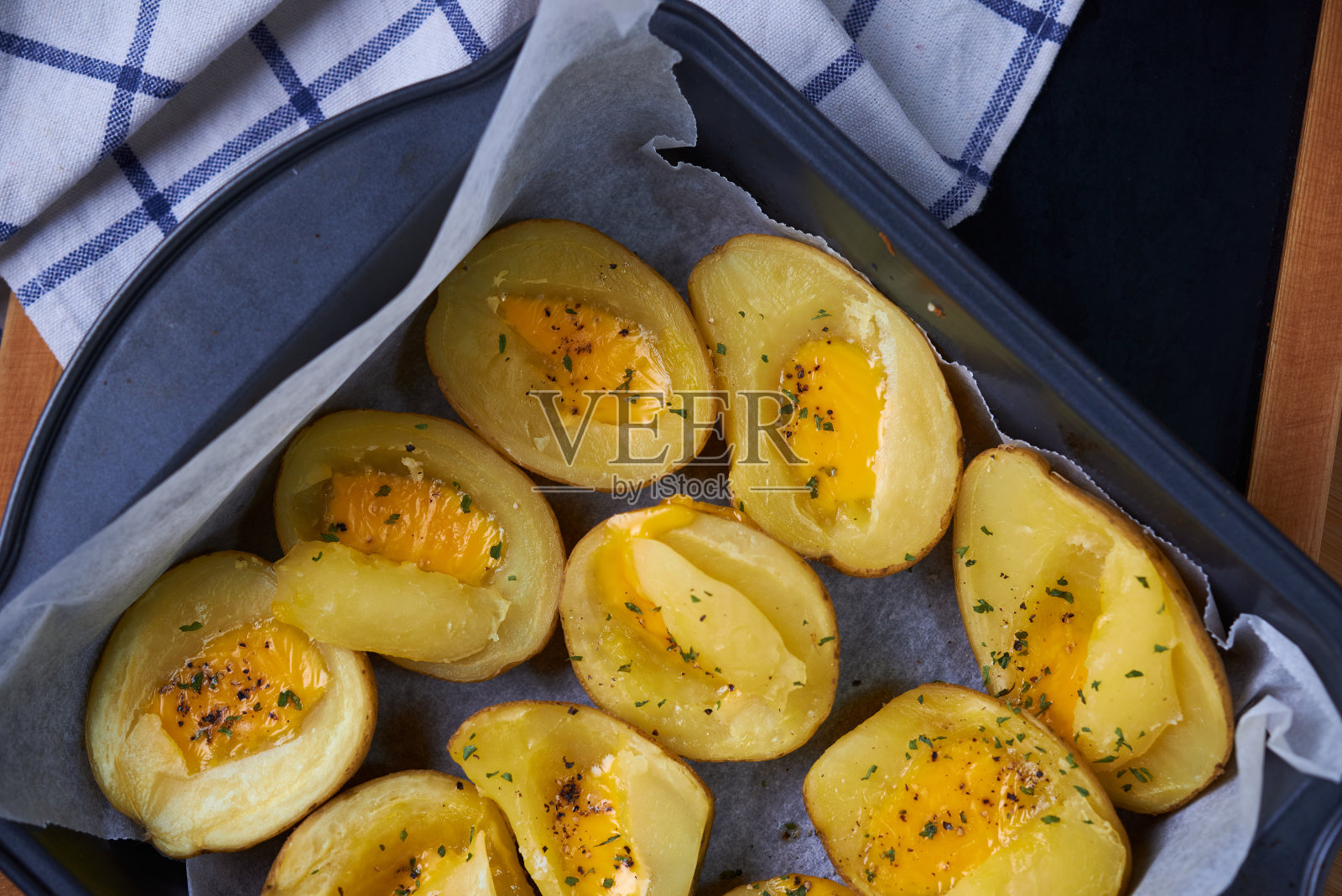 烤盘里有烤土豆和奶酪照片摄影图片