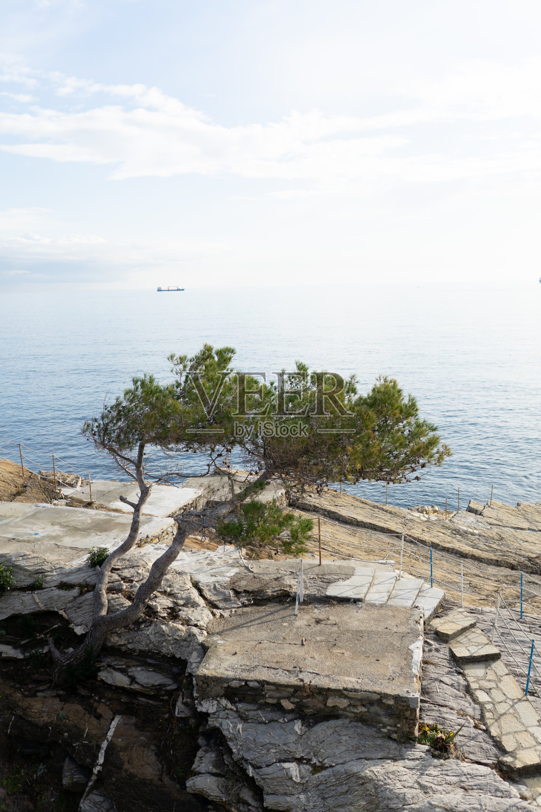 从意大利里维埃拉的一个乡村渔村热那亚·纳维看到的海岸照片摄影图片