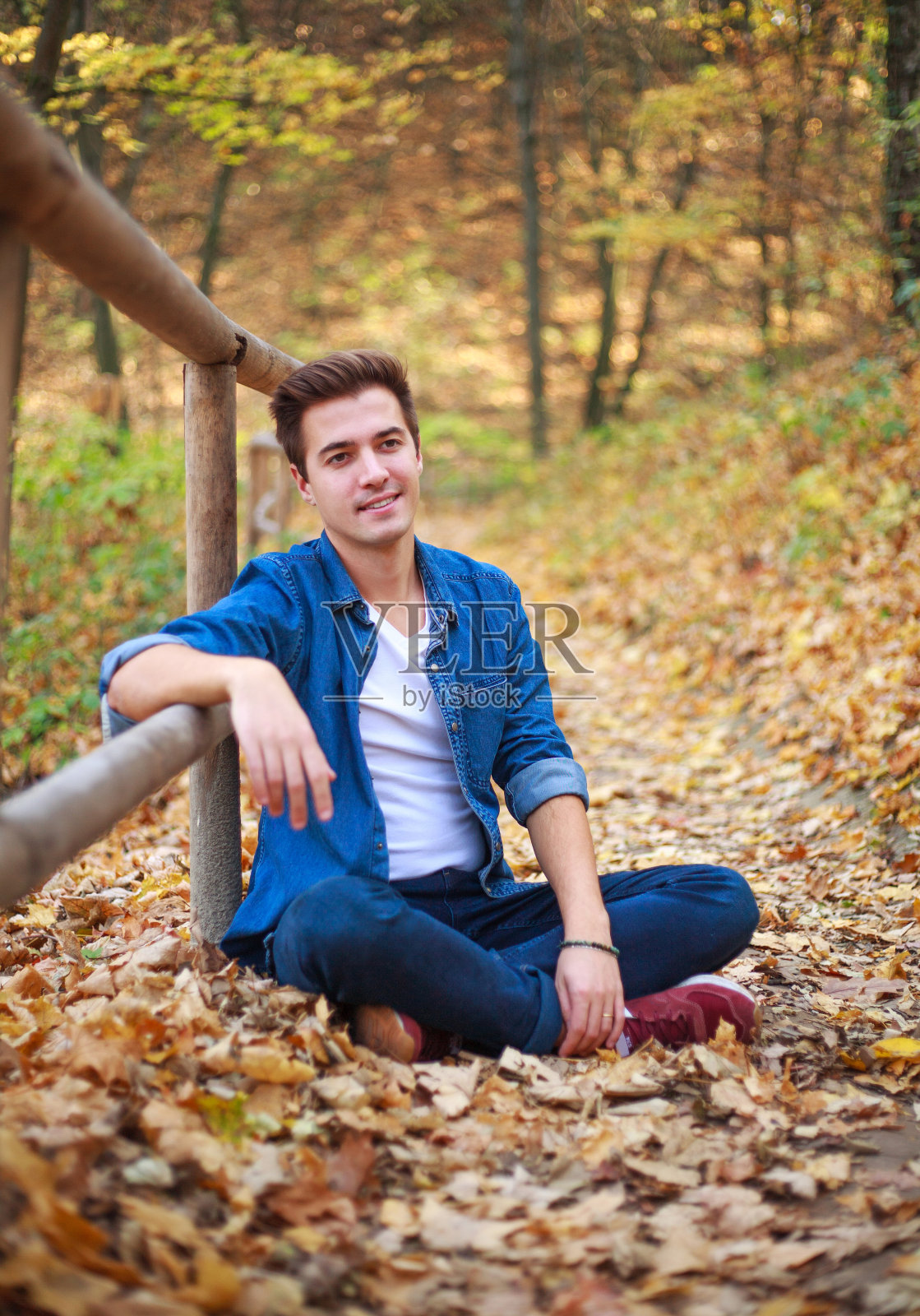 年轻男人在森林公园沉思放松照片摄影图片