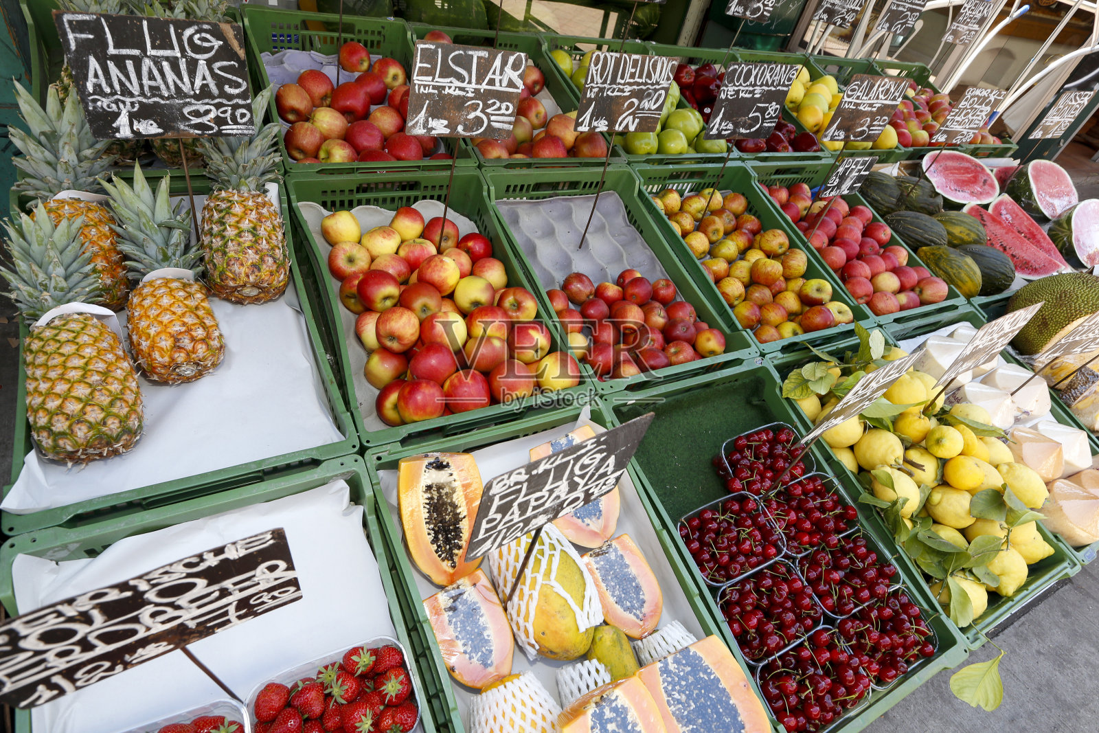 在街市上出售的水果照片摄影图片