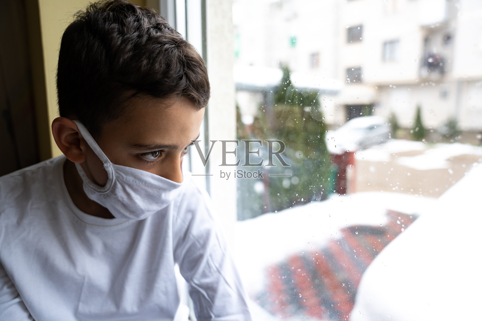 男孩戴着防毒面具呆在家里照片摄影图片