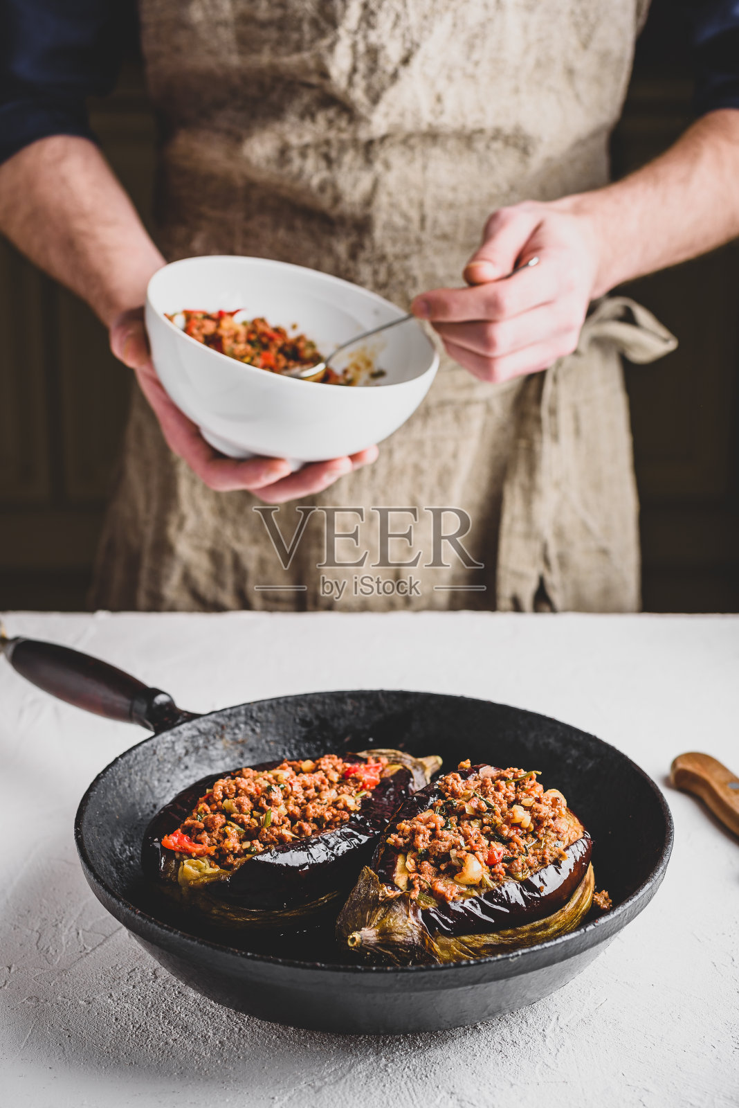 准备用碎牛肉，西红柿和香料填充的茄子照片摄影图片