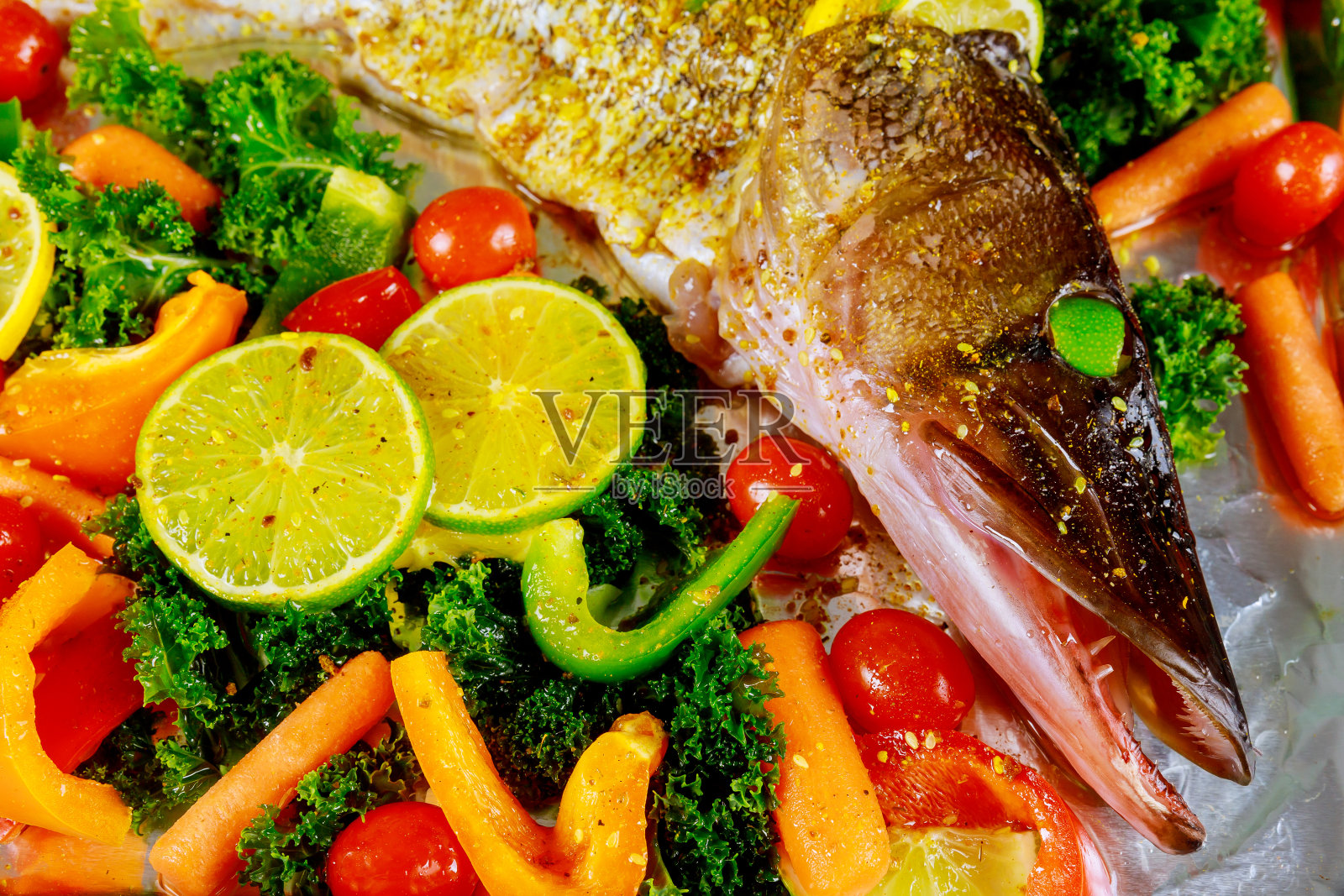 生梭鱼，酸橙和蔬菜。照片摄影图片