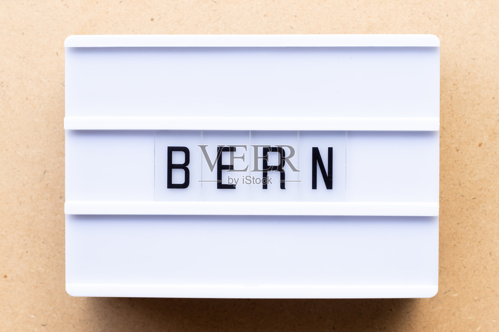 木背景上有伯尔尼字样的灯箱照片摄影图片