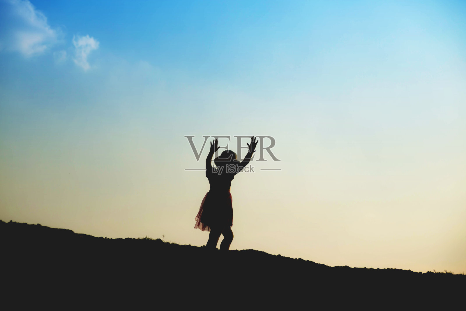 女孩的剪影祈祷在美丽的天空背景照片摄影图片