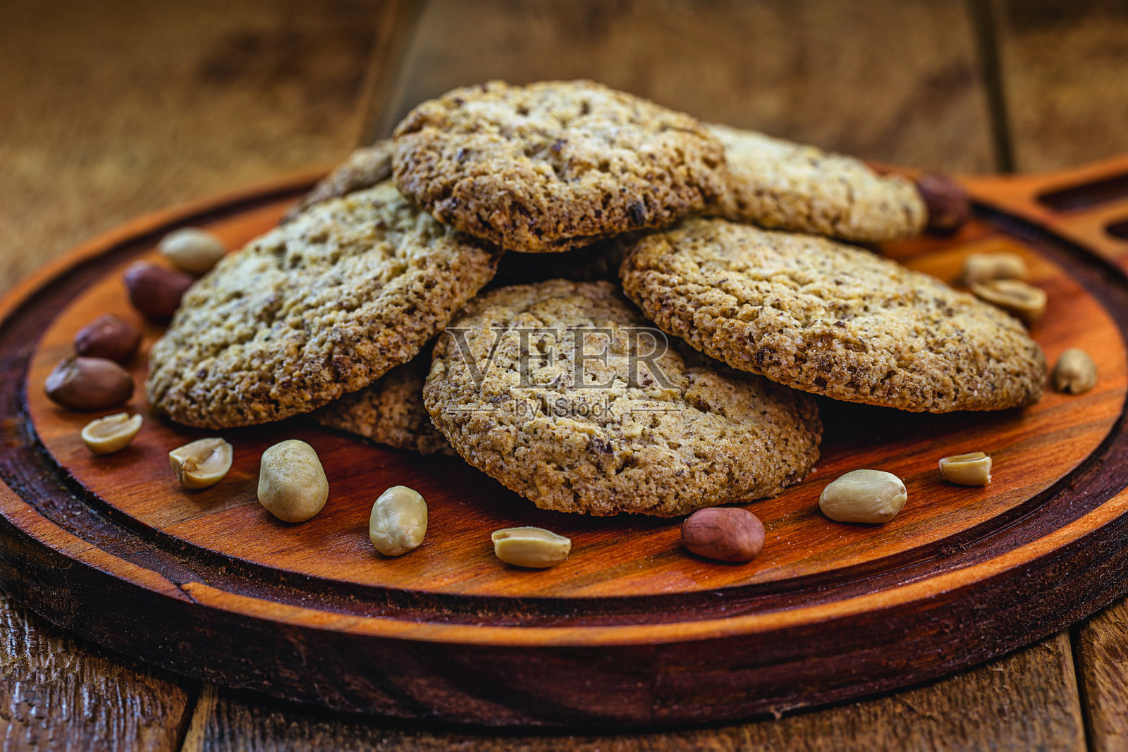 家中自制的曲奇饼堆放在质朴的木制背景上。空间的文本。照片摄影图片