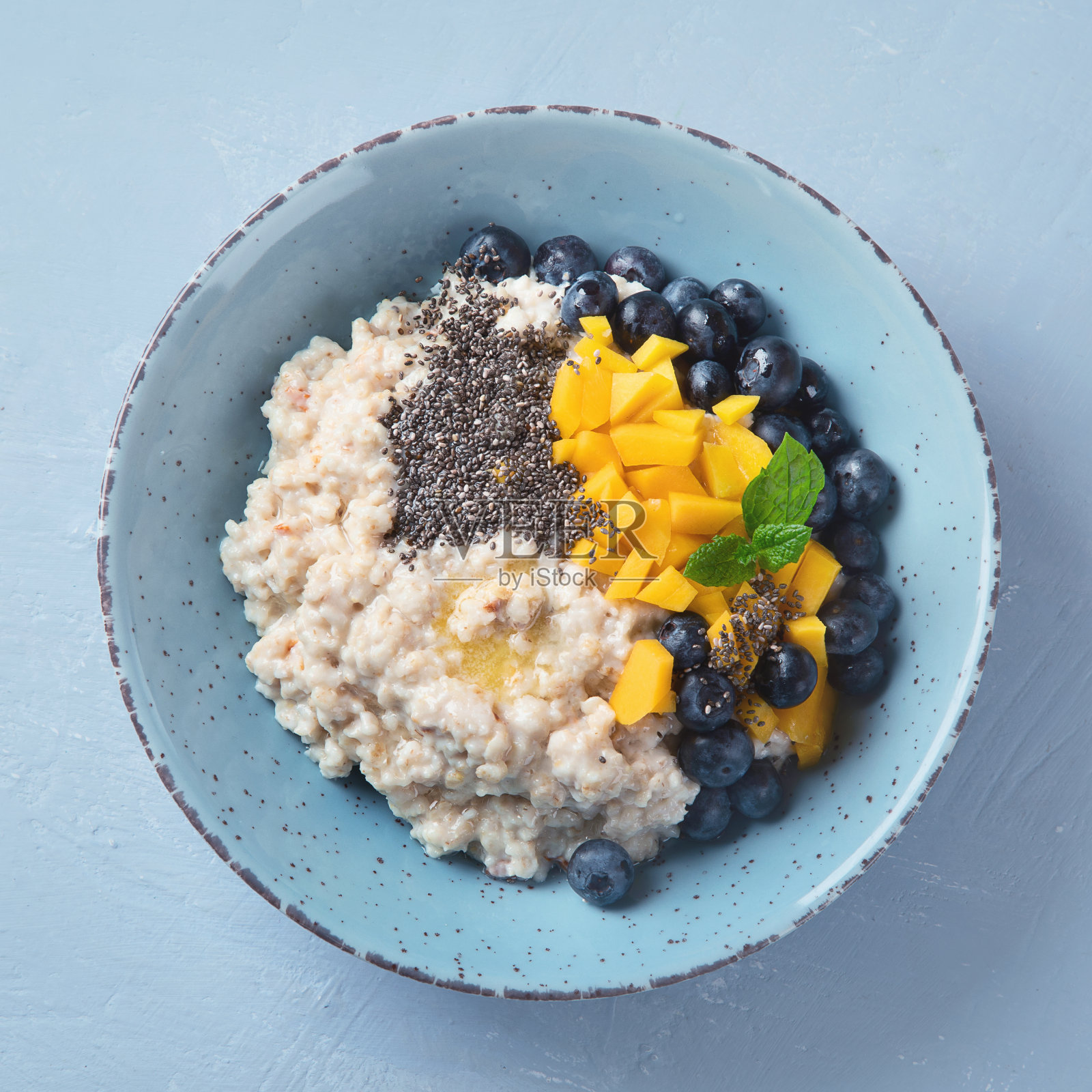 有浆果和水果的燕麦粥照片摄影图片