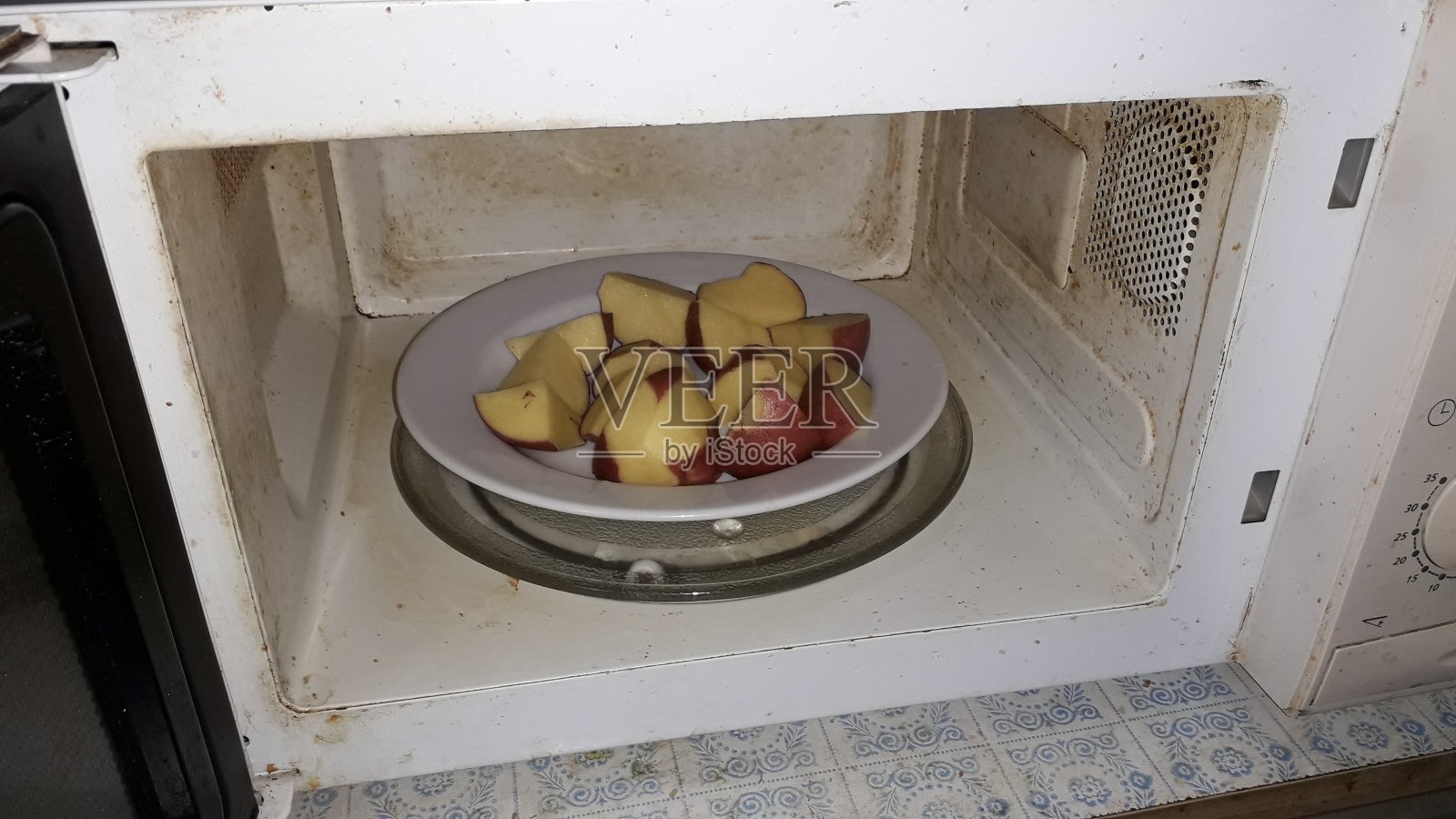 厨房里自制的各种食物照片摄影图片