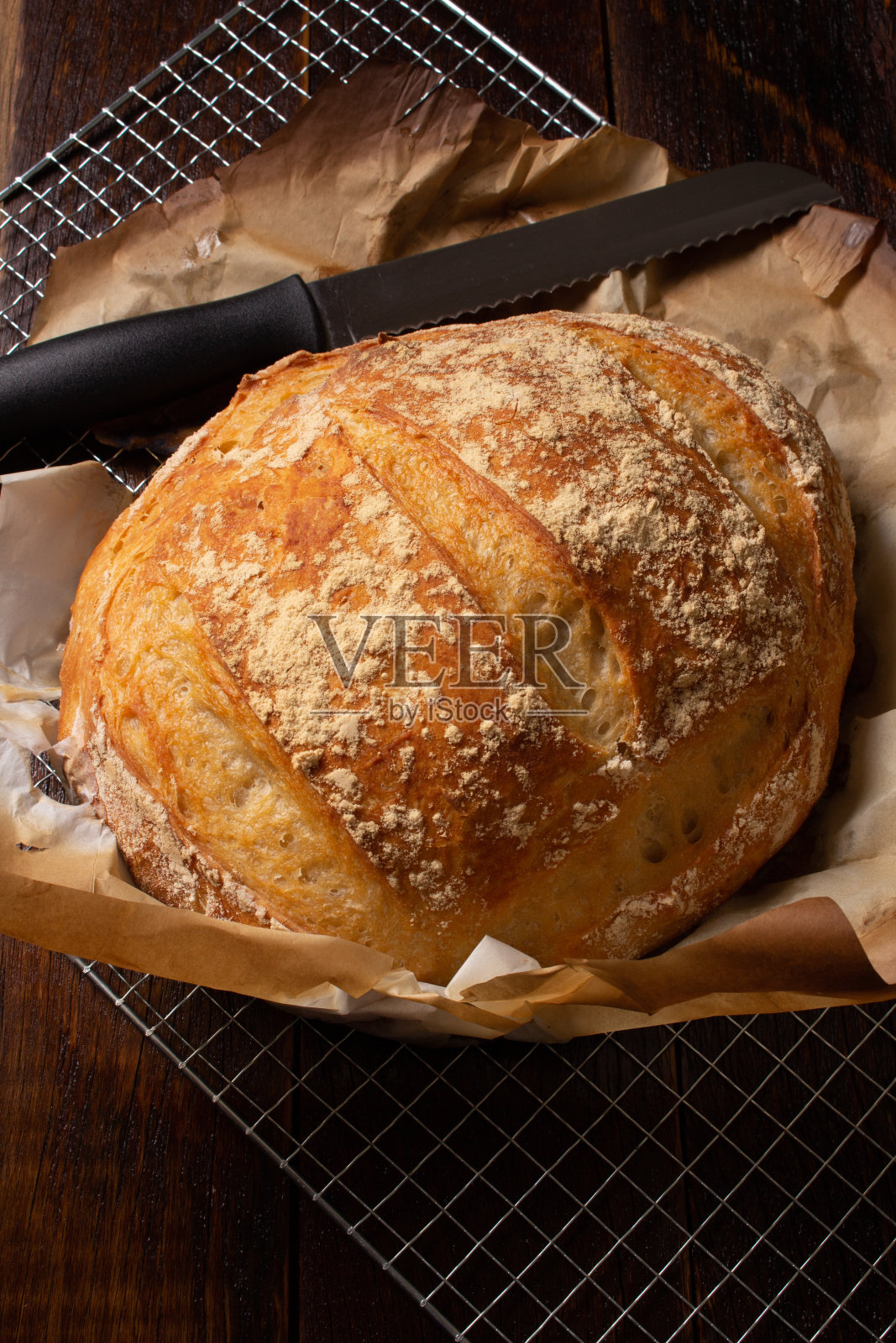 木桌上放着美味的意大利面包。乡村的概念。照片摄影图片