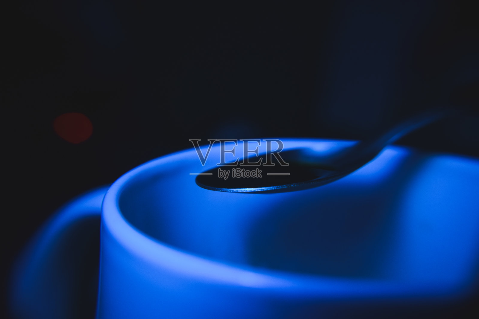 勺子放在一杯咖啡里照片摄影图片