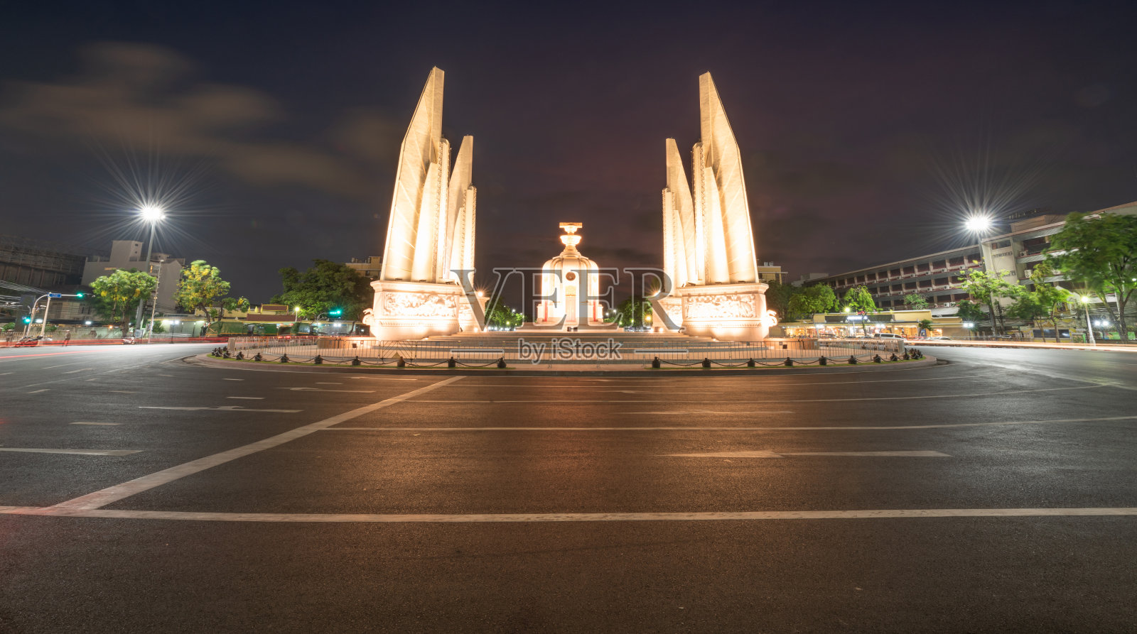 民主纪念碑是泰国首都曼谷日落时分的历史地标照片摄影图片