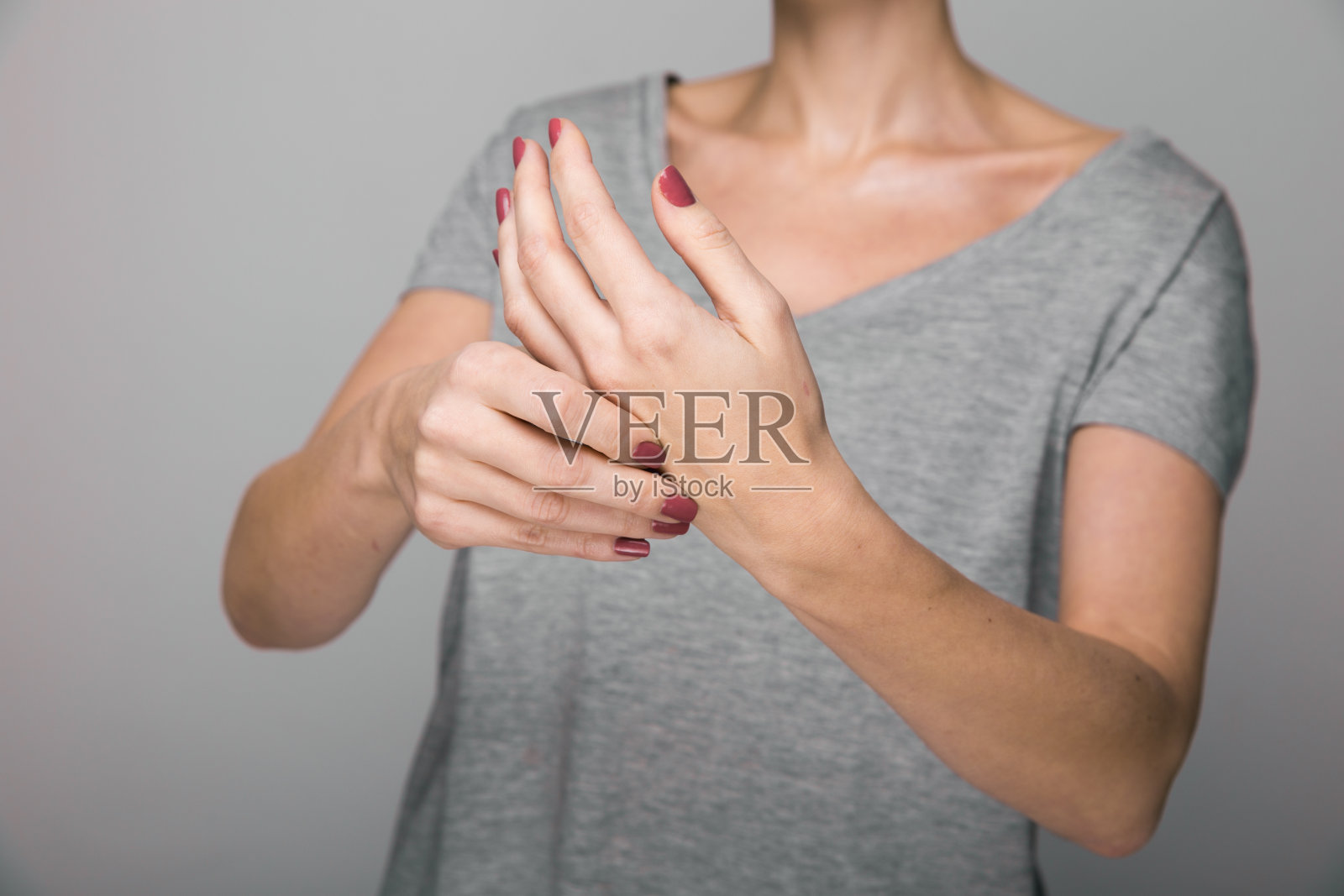 帕金森病症状：中年妇女患者颤抖的手部特写及精神健康照片摄影图片