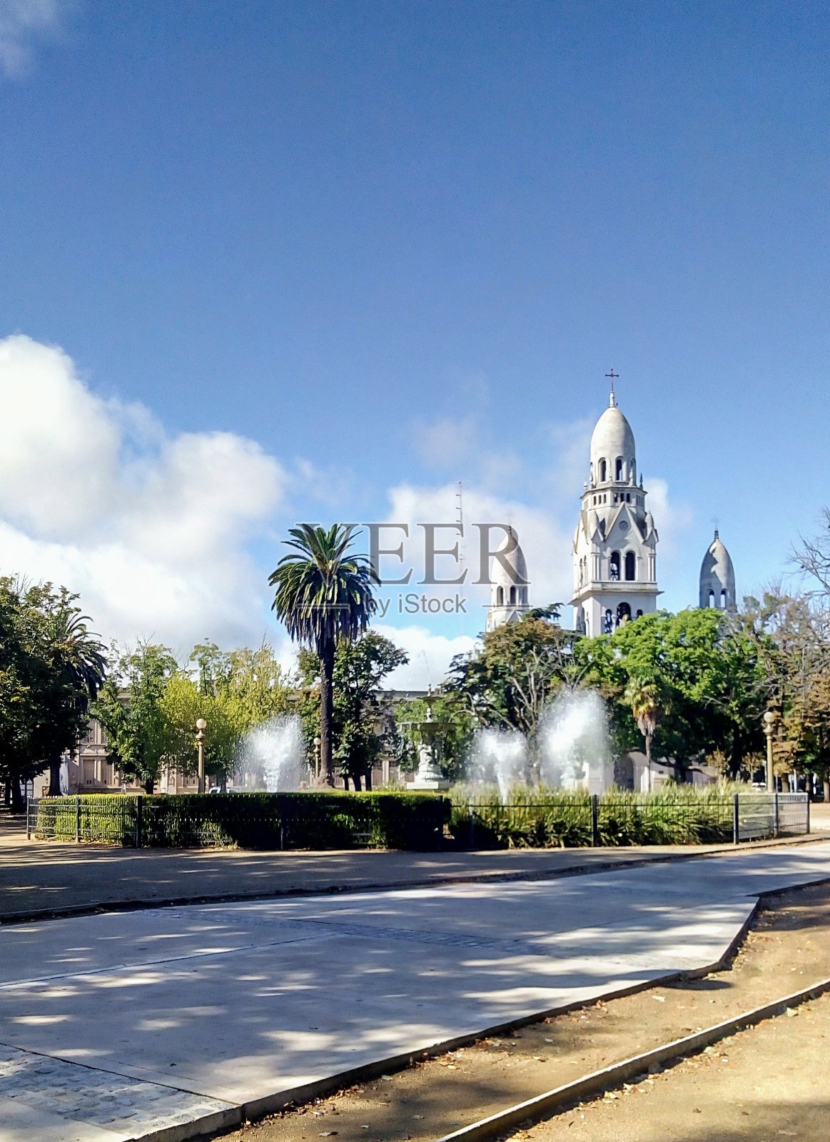 蓝天映衬下的建筑景观照片摄影图片