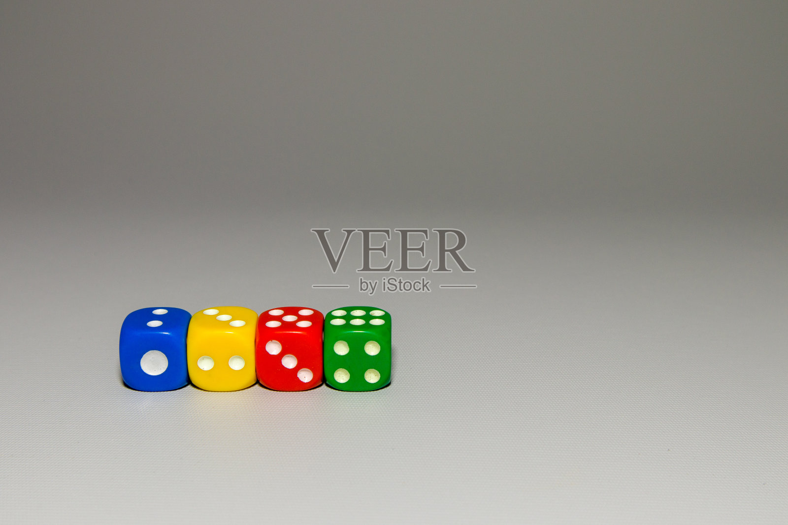 颜色骰子与数字在灰色背景照片摄影图片