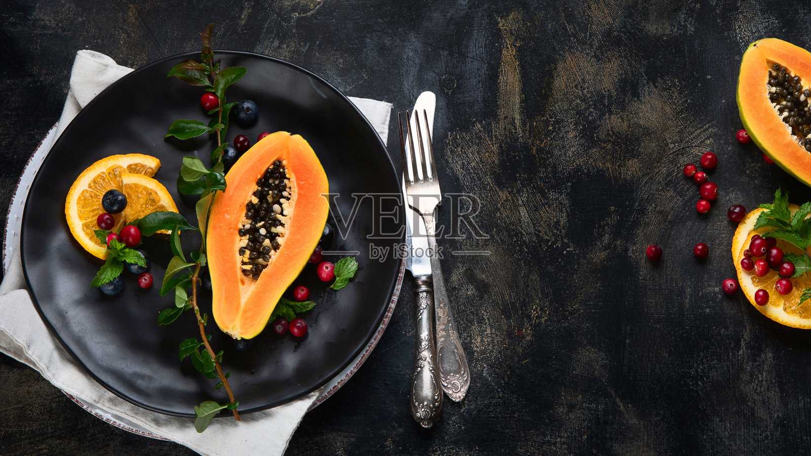 假日餐桌设置在黑色背景。照片摄影图片