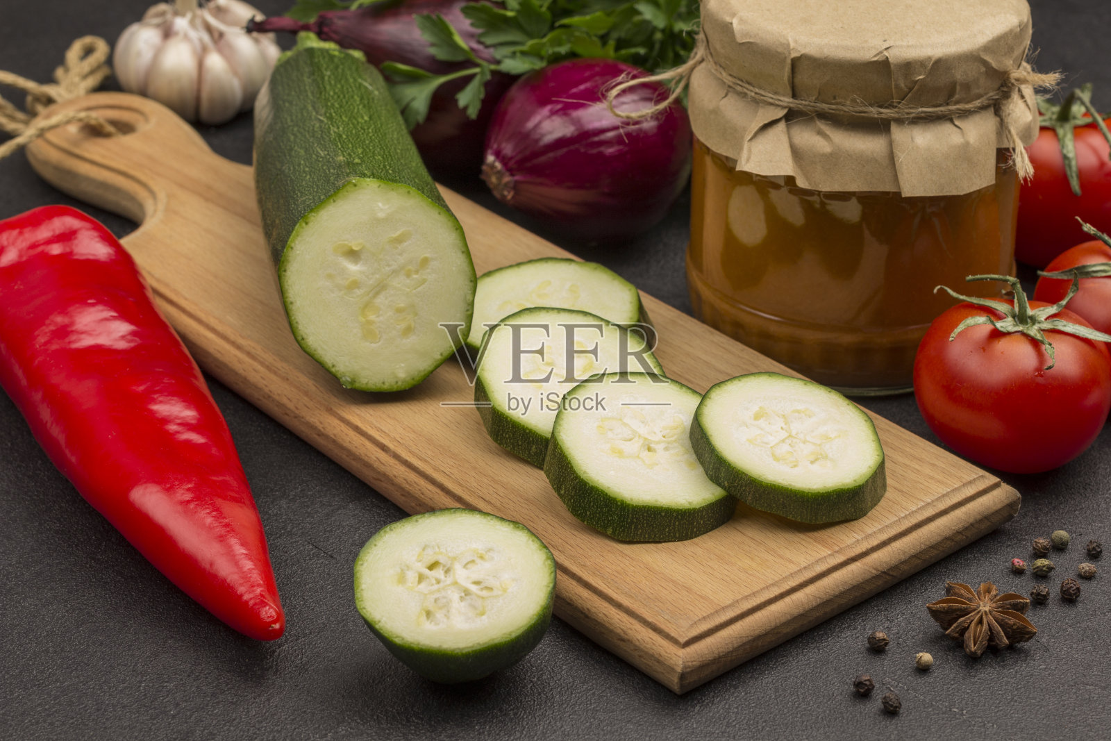 罐装南瓜洒在玻璃罐中。生蔬菜和香料照片摄影图片