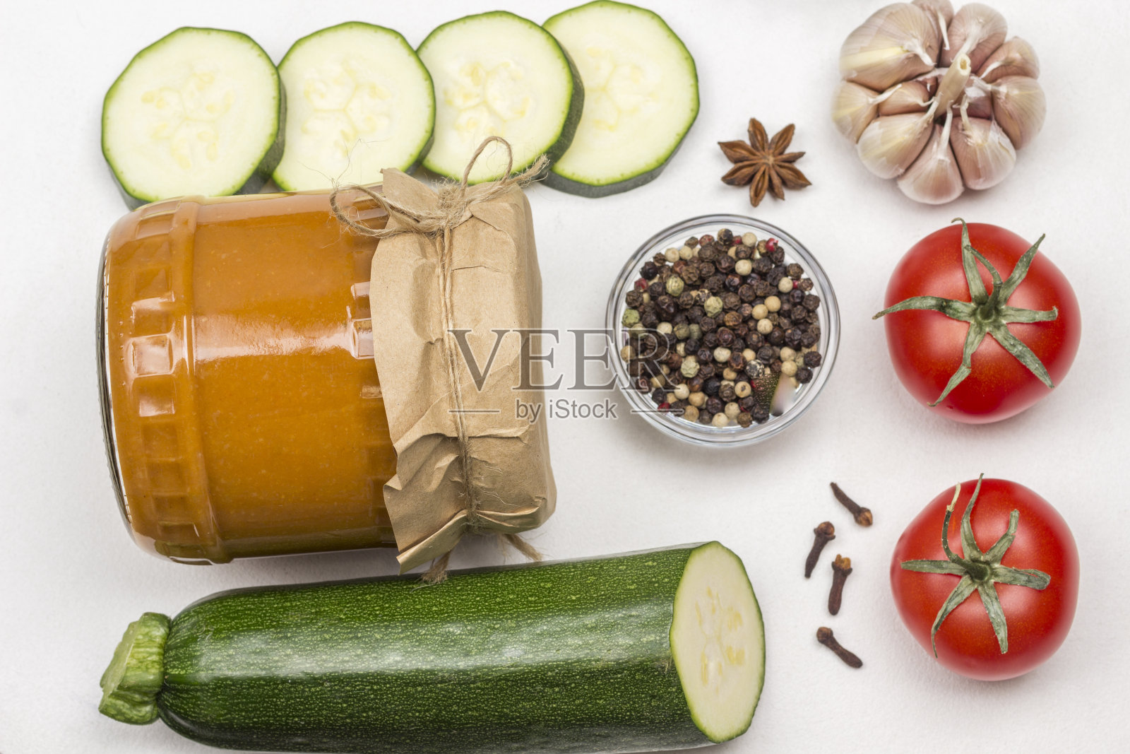 发酵的南瓜洒在玻璃罐中。生蔬菜和香料:照片摄影图片