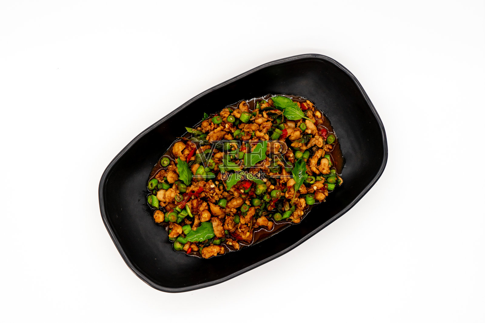 泰式炒鸡与罗勒和辣椒在白色的背景照片摄影图片