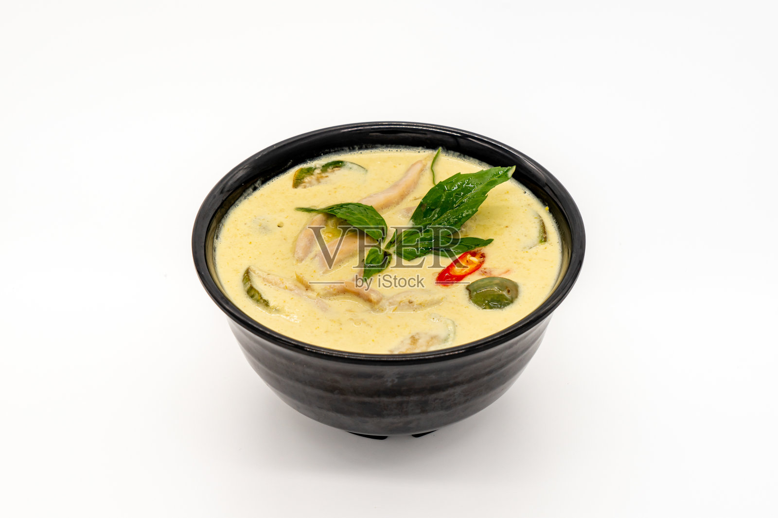 泰国菜鸡肉绿色咖喱在白色的背景。照片摄影图片