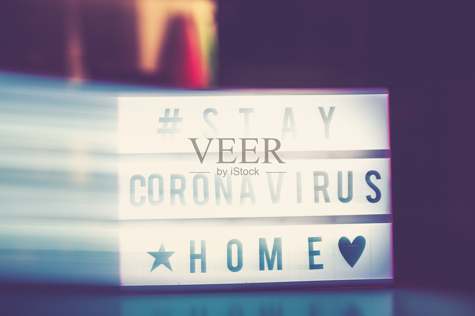 冠状病毒、霓虹灯、警告、待在家里照片摄影图片