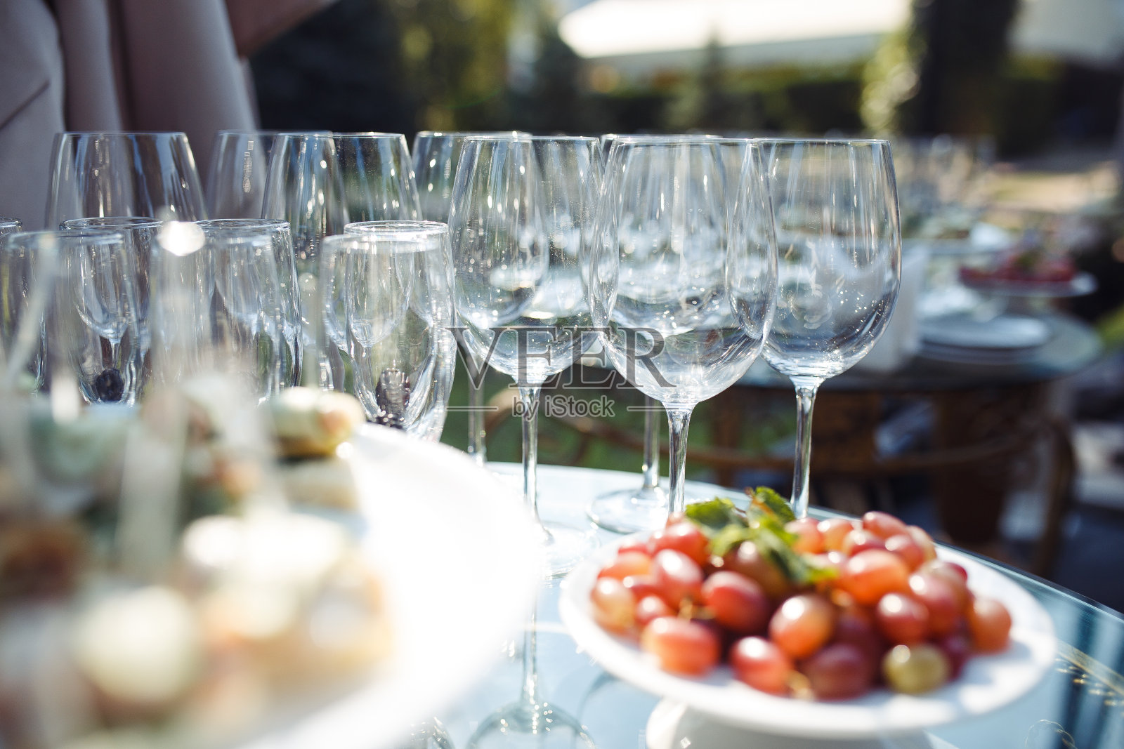 婚礼桌上的香槟酒杯。婚礼服务表。派对和节日庆祝概念照片摄影图片